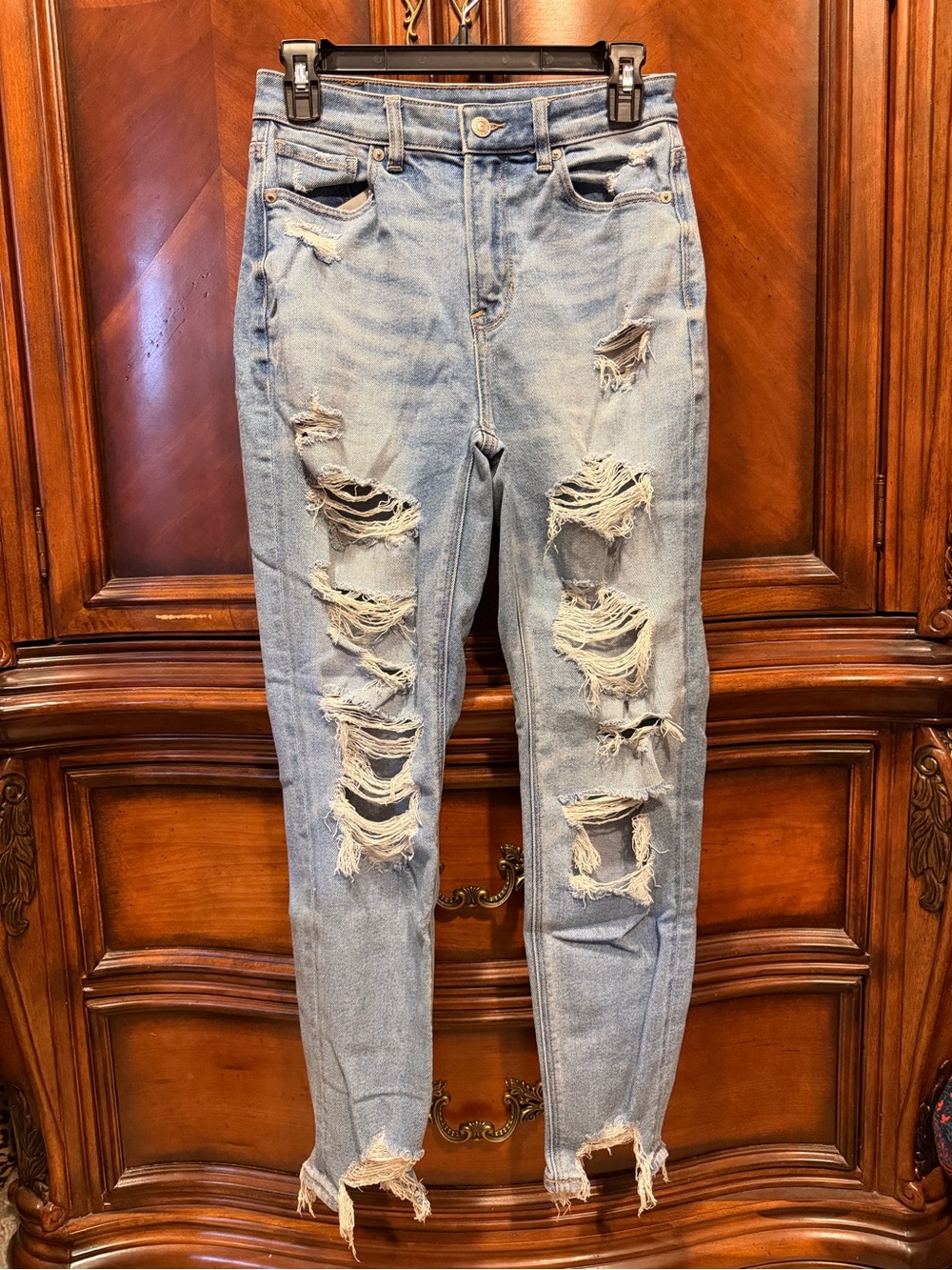 American Eagle Outfitters Light Wash Distressed Skinny Jeans size 2